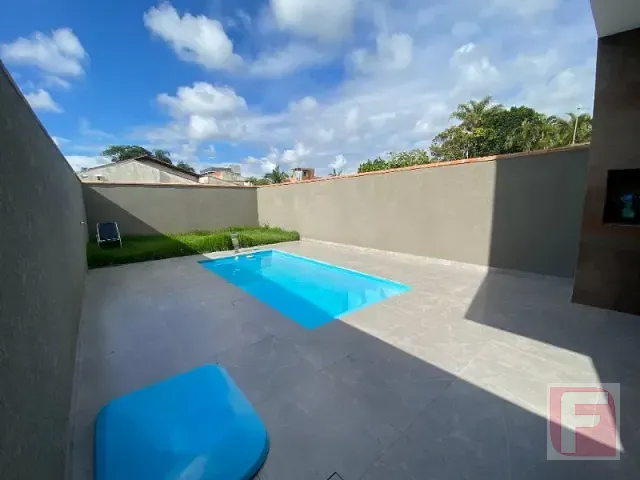 Sobrado 3 quartos e 2 banheiros, à venda, no bairro Barra do Saí em Itapoá