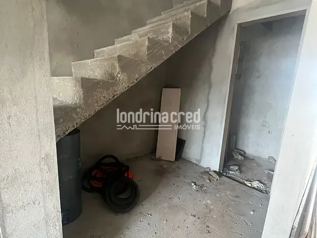 Sobrado com 127m² 3 quartos e 2 banheiros, à venda, no bairro Parque Taua em Londrina