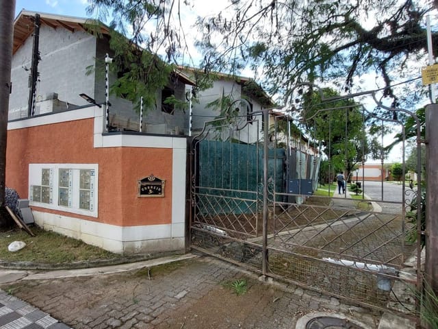 Sobrado 4 quartos e 3 banheiros, à venda, no bairro Quiririm em Taubaté