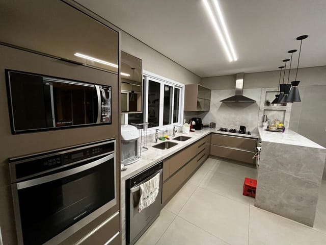 Sobrado 4 quartos e 5 banheiros, à venda, no bairro Jardins Valência em Goiânia
