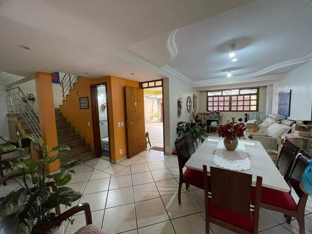 Sobrado com 408m² 4 quartos e 4 banheiros, à venda, no bairro Nova Suiça em Goiânia