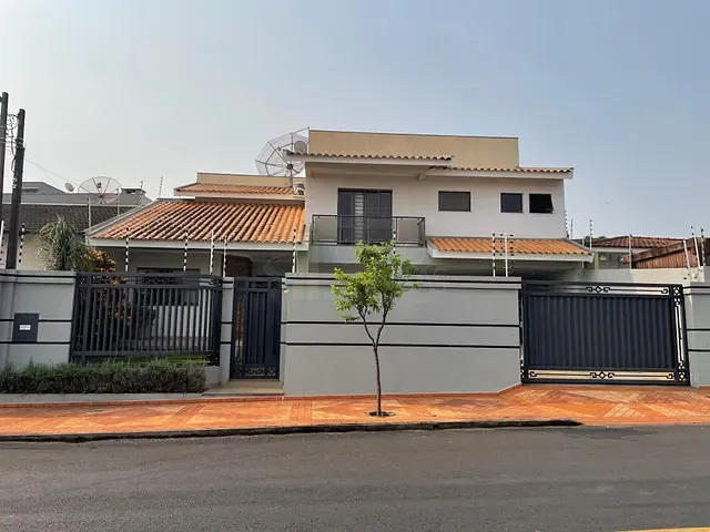 Sobrado com 585m² 4 quartos e 5 banheiros, à venda, no bairro Vila Santa Rosa em Apucarana