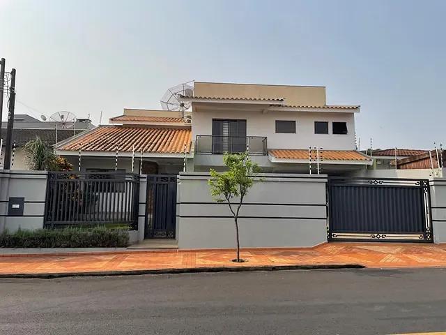 Sobrado com 585m² 4 quartos e 5 banheiros, à venda, no bairro Vila Santa Rosa em Apucarana