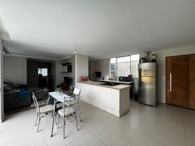 Sobrado com 247m² 3 quartos e 2 banheiros, à venda, no bairro São João do Rio Vermelho em Florianópolis
