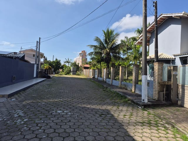 Sobrado com 1189m² 4 quartos e 5 banheiros, à venda, no bairro Praia do Quilombo em Penha
