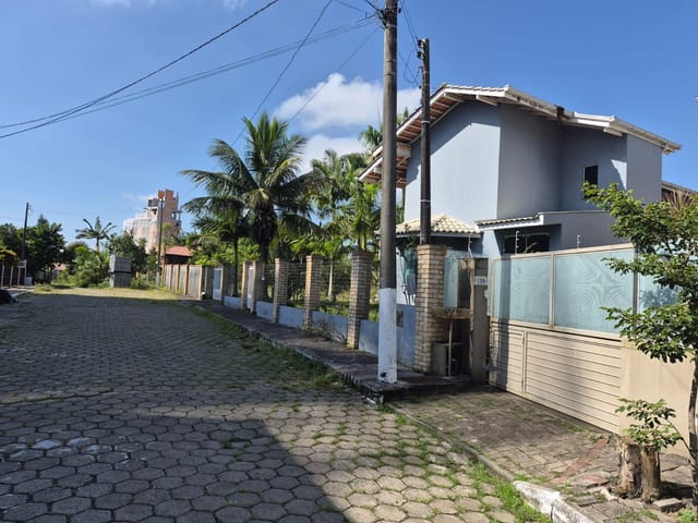 Sobrado com 1189m² 4 quartos e 5 banheiros, à venda, no bairro Praia do Quilombo em Penha