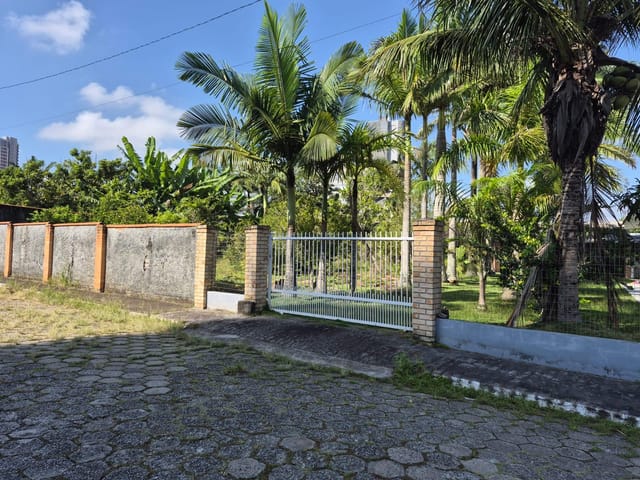 Sobrado com 1189m² 4 quartos e 5 banheiros, à venda, no bairro Praia do Quilombo em Penha