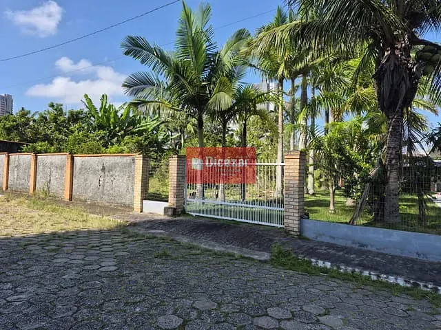 Sobrado com 1189m² 4 quartos e 5 banheiros, à venda, no bairro Praia do Quilombo em Penha