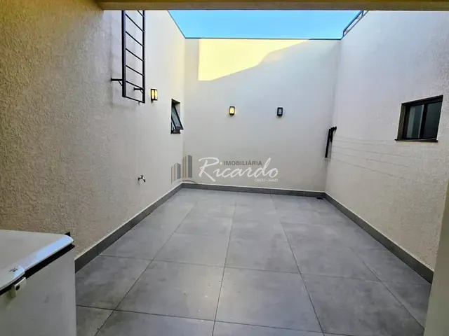 Sobrado com 530m² 3 quartos e 4 banheiros, à venda, no bairro Centro em Arapongas