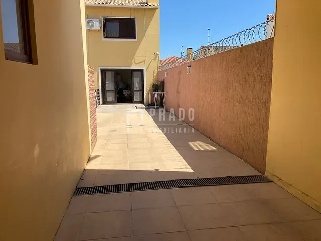 Sobrado com 300m² 3 quartos e 3 banheiros, à venda, no bairro Laranjal em Pelotas