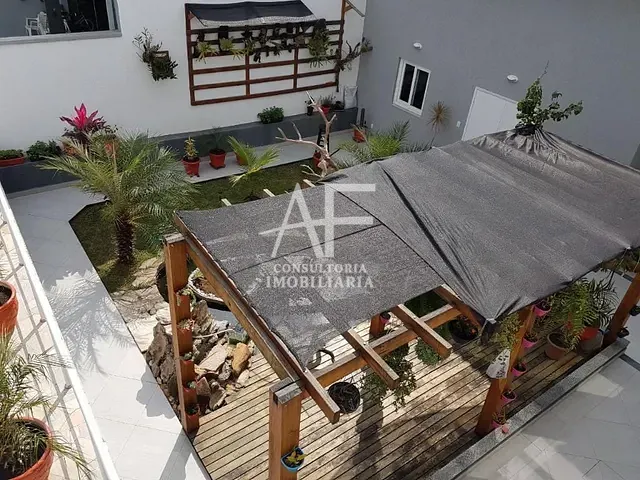 Sobrado com 500m² 4 quartos e 3 banheiros, à venda, no bairro Piracangaguá (Chácara Flórida) em Taubaté