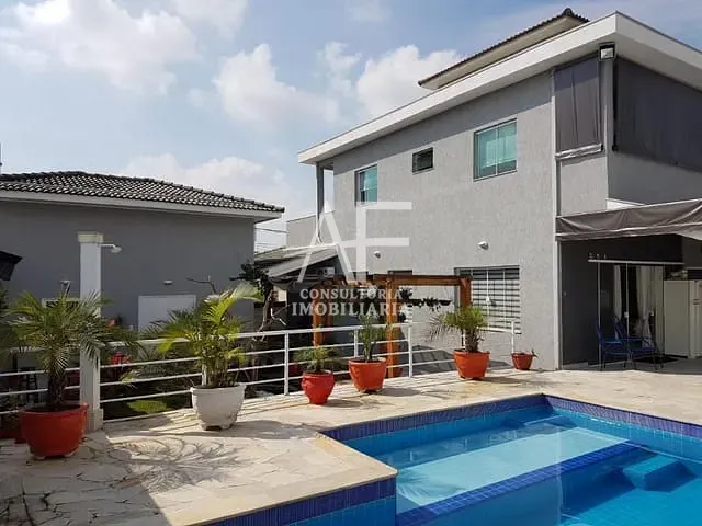 Sobrado com 500m² 4 quartos e 3 banheiros, à venda, no bairro Piracangaguá (Chácara Flórida) em Taubaté