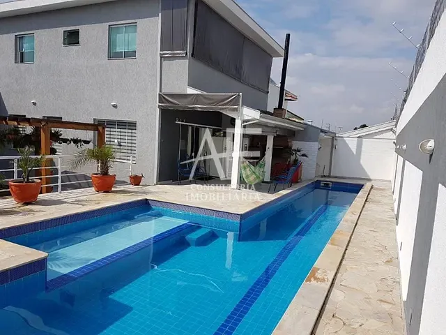 Sobrado com 500m² 4 quartos e 3 banheiros, à venda, no bairro Piracangaguá (Chácara Flórida) em Taubaté