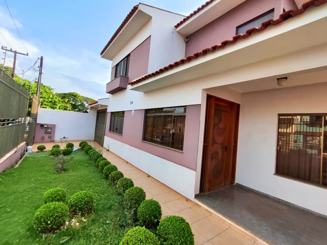 Sobrado com 380m² 3 quartos e 2 banheiros, à venda, no bairro Vila Agari em Apucarana