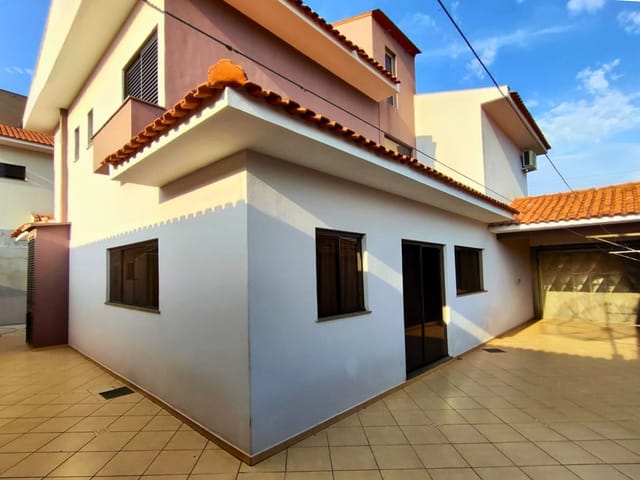 Sobrado com 380m² 3 quartos e 2 banheiros, à venda, no bairro Vila Agari em Apucarana