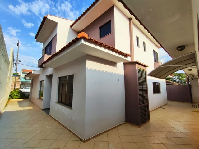 Sobrado com 380m² 3 quartos e 2 banheiros, à venda, no bairro Vila Agari em Apucarana