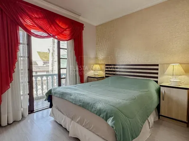Sobrado com 250m² 5 quartos e 4 banheiros, à venda, no bairro Fazendinha em Curitiba