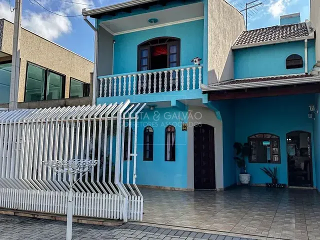 Sobrado com 250m² 5 quartos e 4 banheiros, à venda, no bairro Fazendinha em Curitiba