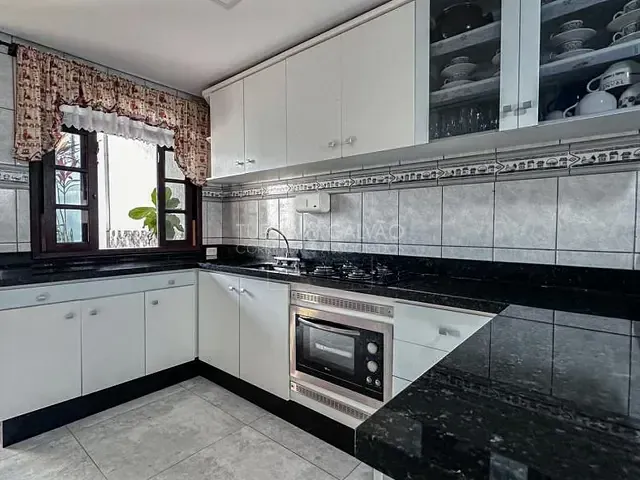 Sobrado com 250m² 5 quartos e 4 banheiros, à venda, no bairro Fazendinha em Curitiba
