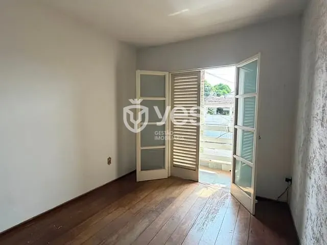 Sobrado 3 quartos e 2 banheiros, para alugar, no bairro São Geraldo em Araxá