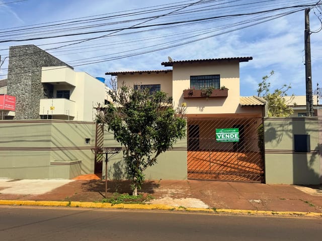 Sobrado com 585m² 4 quartos e 3 banheiros, à venda, no bairro Jardim São Pedro em Apucarana