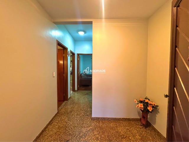 Sobrado com 585m² 4 quartos e 3 banheiros, à venda, no bairro Jardim São Pedro em Apucarana