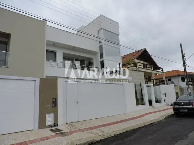 Sobrado com 360m² 5 quartos e 4 banheiros, à venda, no bairro Praia dos Amores em Balneário Camboriú