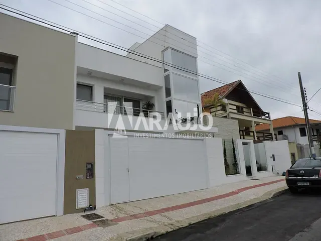 Sobrado com 360m² 5 quartos e 4 banheiros, à venda, no bairro Praia dos Amores em Balneário Camboriú