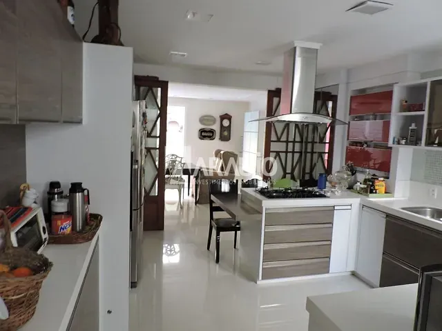 Sobrado com 360m² 5 quartos e 4 banheiros, à venda, no bairro Praia dos Amores em Balneário Camboriú