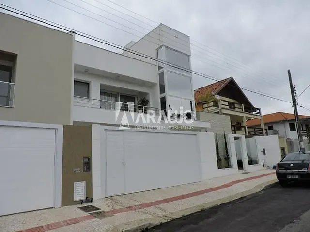 Sobrado com 360m² 5 quartos e 4 banheiros, à venda, no bairro Praia dos Amores em Balneário Camboriú