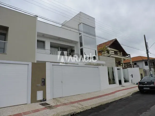 Sobrado com 360m² 5 quartos e 4 banheiros, à venda, no bairro Praia dos Amores em Balneário Camboriú