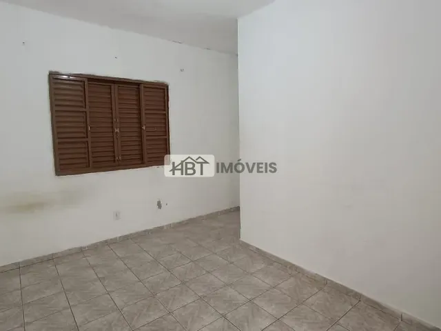 Sobrado com 200m² 6 quartos e 4 banheiros, à venda, no bairro Núcleo Residencial Edison Bastos Gasparini em Bauru