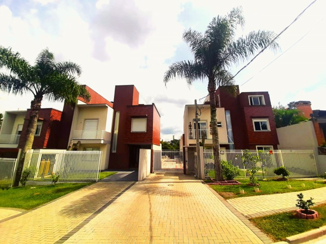 Sobrado 3 quartos e 3 banheiros, à venda, no bairro Campo Comprido em Curitiba