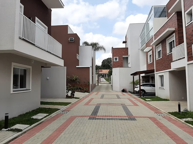 Sobrado 3 quartos e 3 banheiros, à venda, no bairro Campo Comprido em Curitiba