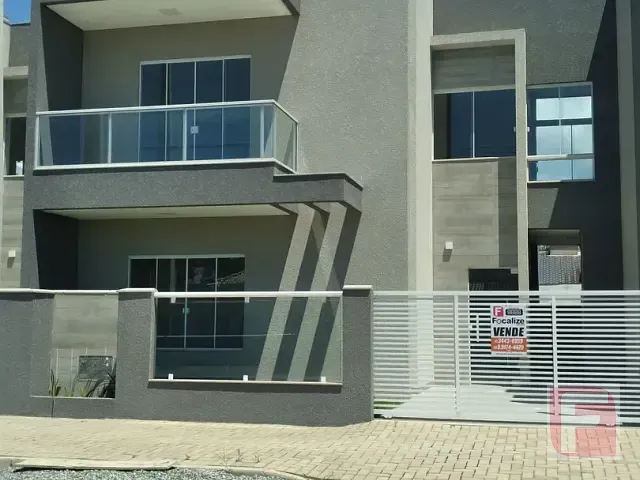 Sobrado 3 quartos e 3 banheiros, à venda, no bairro Barra do Saí em Itapoá