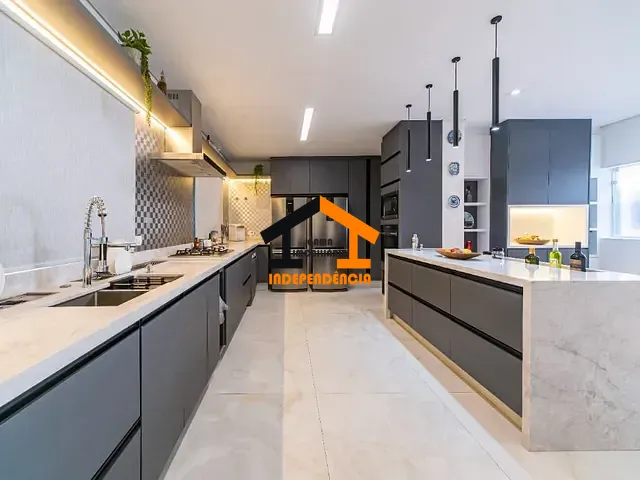 Sobrado com 598m² 4 quartos e 5 banheiros, à venda, no bairro São Paulo II em Cotia