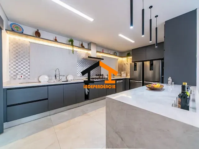 Sobrado com 598m² 4 quartos e 5 banheiros, à venda, no bairro São Paulo II em Cotia