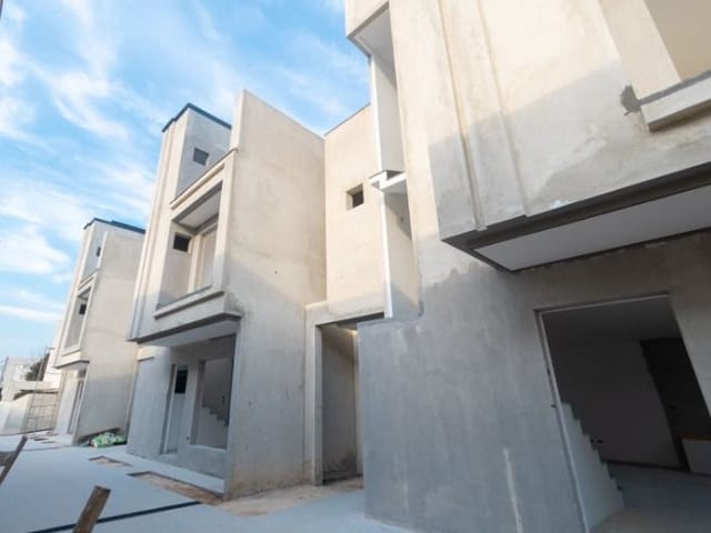 Sobrado com 95m² 3 quartos e 2 banheiros, à venda, no bairro Capão Raso em Curitiba