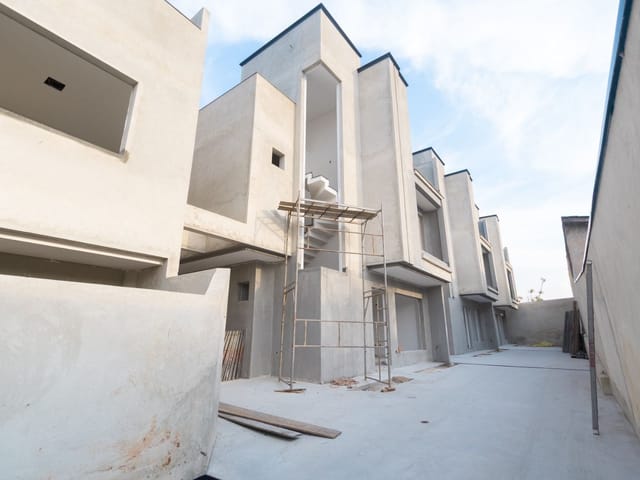Sobrado com 95m² 3 quartos e 2 banheiros, à venda, no bairro Capão Raso em Curitiba