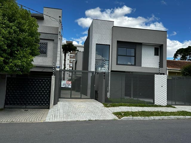 Sobrado 3 quartos e 3 banheiros, à venda, no bairro Novo Mundo em Curitiba