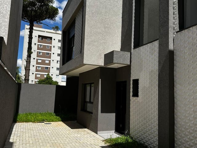 Sobrado 3 quartos e 3 banheiros, à venda, no bairro Novo Mundo em Curitiba
