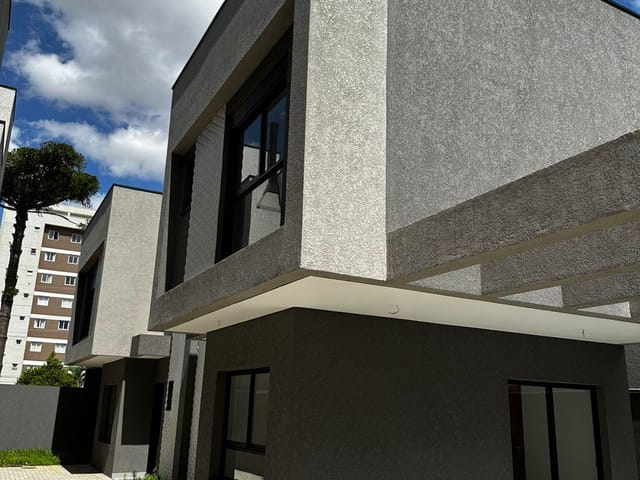 Sobrado 3 quartos e 3 banheiros, à venda, no bairro Novo Mundo em Curitiba