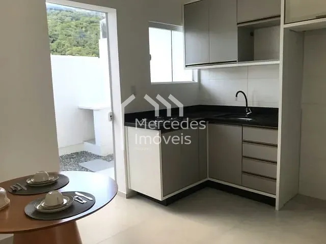 Sobrado com 76m² 2 quartos e 1 banheiro, à venda, no bairro Espinheiros em Itajaí