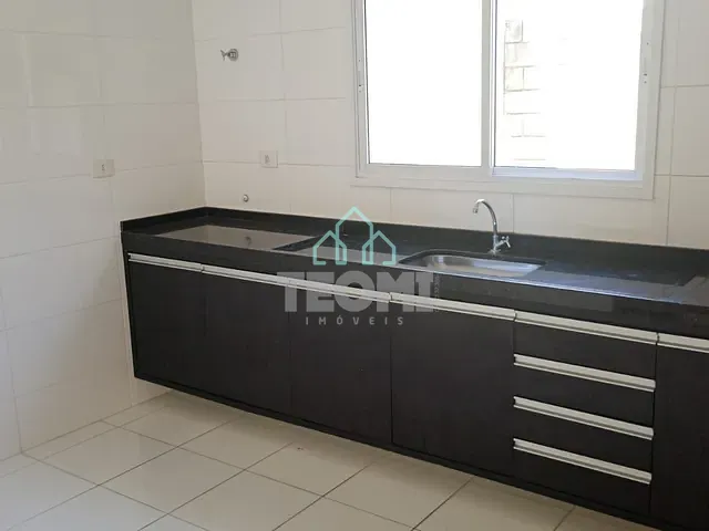 Sobrado com 200m² 3 quartos e 2 banheiros, à venda ou para alugar, no bairro Vila Areao em Taubaté