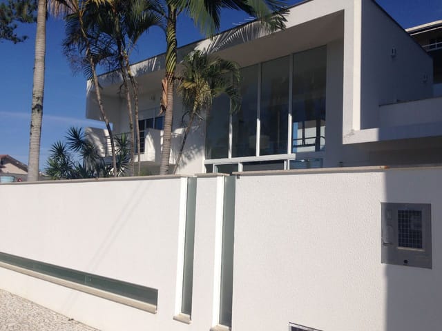 Sobrado com 300m² 4 quartos e 5 banheiros, à venda, no bairro Praia Alegre em Penha