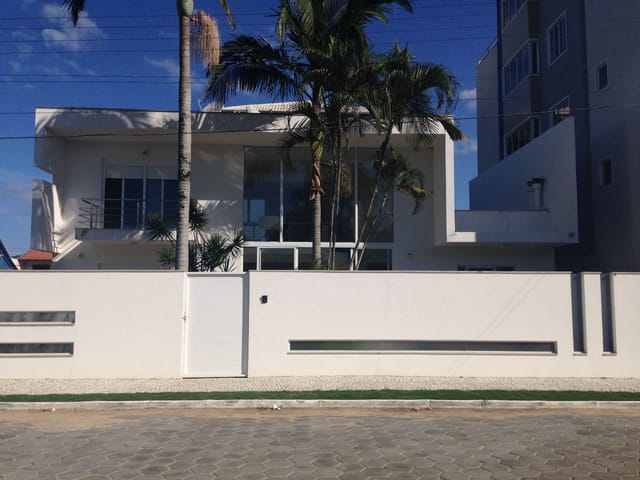 Sobrado com 300m² 4 quartos e 5 banheiros, à venda, no bairro Praia Alegre em Penha