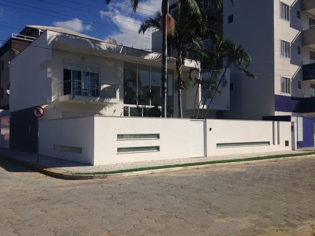 Sobrado com 300m² 4 quartos e 5 banheiros, à venda, no bairro Praia Alegre em Penha