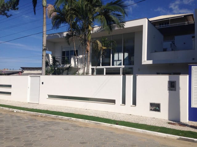 Sobrado com 300m² 4 quartos e 5 banheiros, à venda, no bairro Praia Alegre em Penha