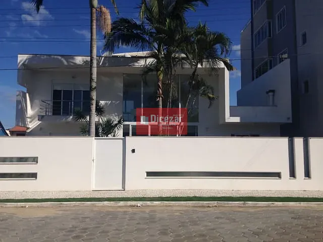 Sobrado com 300m² 4 quartos e 5 banheiros, à venda, no bairro Praia Alegre em Penha