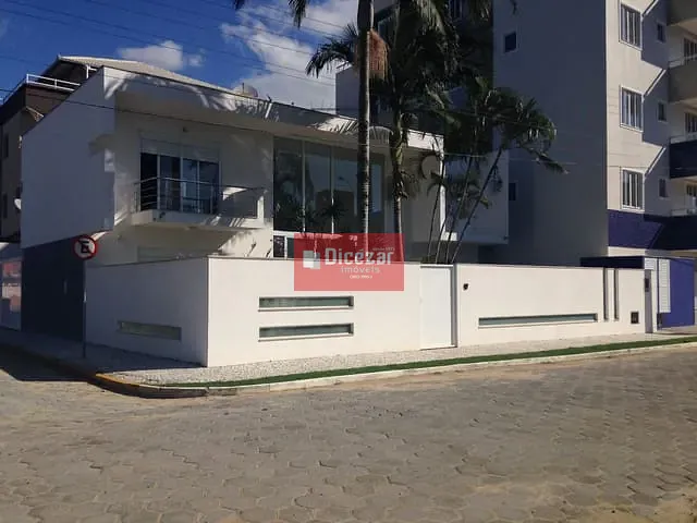 Sobrado com 300m² 4 quartos e 5 banheiros, à venda, no bairro Praia Alegre em Penha